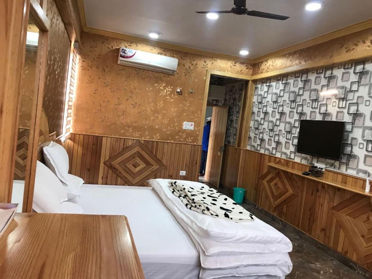 Oyo 37525 Hotel Mall Palace Pithorāgarh Εξωτερικό φωτογραφία